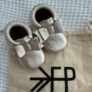 Freshly Picked Platinum Bow Baby Shoe